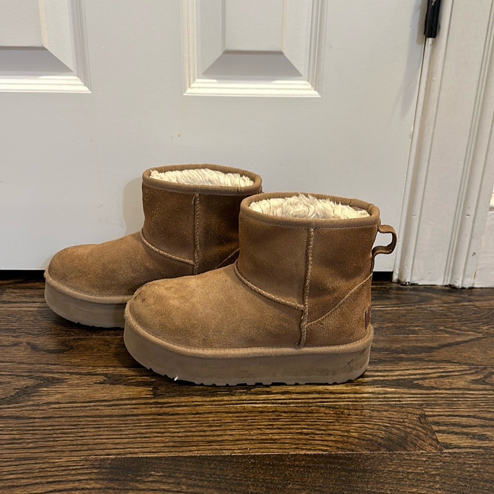 Ugg kids 2 platform mini boots chestnut color